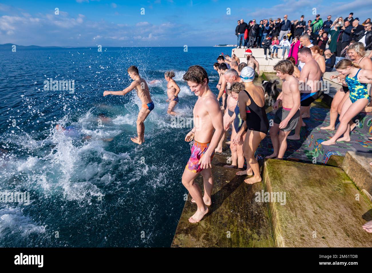 A mezzogiorno esatto, l'organo di mare si è tuffato nel mare e ha salutato il nuovo anno a Zara, Croazia il 1 gennaio 2023. Foto: Dino Stanin/PIXSELL Foto Stock