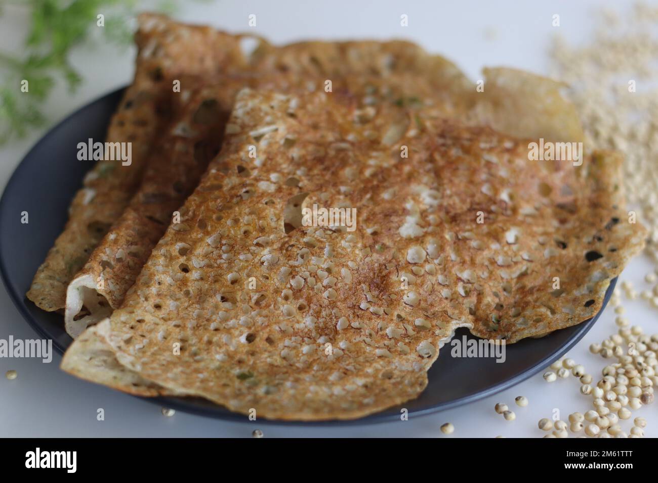 Dosa Instant Jowar croccante e dorata. Veloce e facile piatto indiano per la colazione, preparato con farina di jowar mescolandolo con acqua e cucinato su una non s preriscaldata Foto Stock