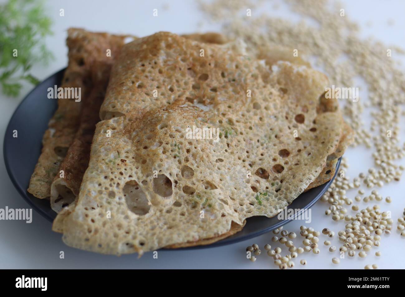 Dosa Instant Jowar croccante e dorata. Veloce e facile piatto indiano per la colazione, preparato con farina di jowar mescolandolo con acqua e cucinato su una non s preriscaldata Foto Stock