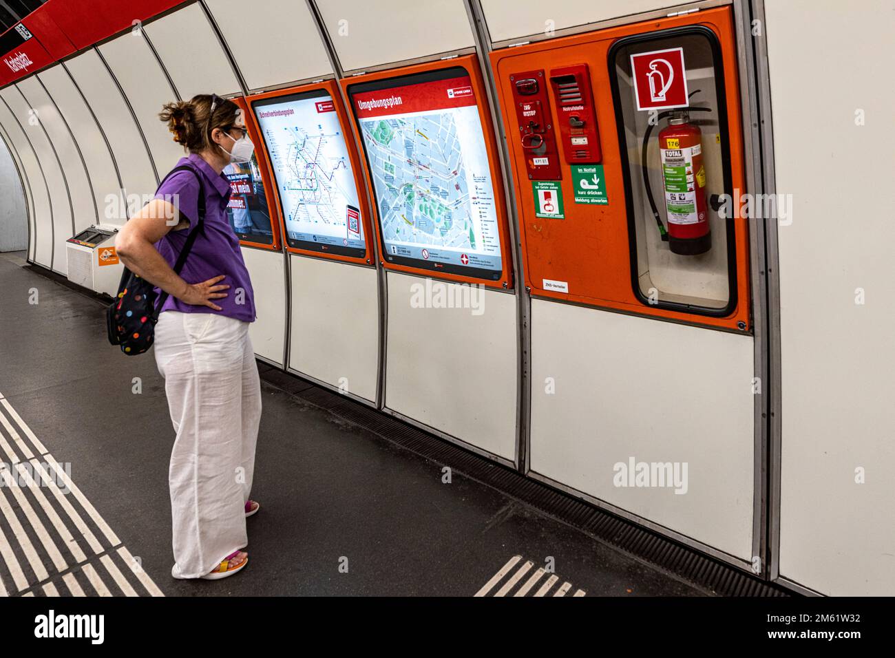 Pendolari guardando la mappa della metropolitana, la stazione di Karlsplatz, stadtbahn, Vienna Foto Stock