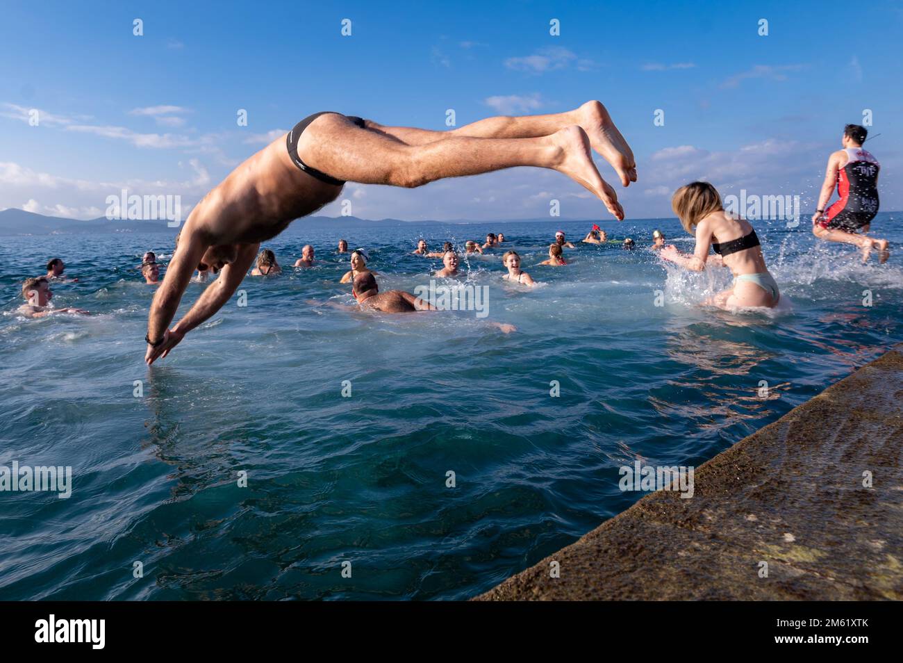 A mezzogiorno esatto, l'organo di mare si è tuffato nel mare e ha salutato il nuovo anno a Zara, Croazia il 1 gennaio 2023. Foto: Dino Stanin/PIXSELL Foto Stock