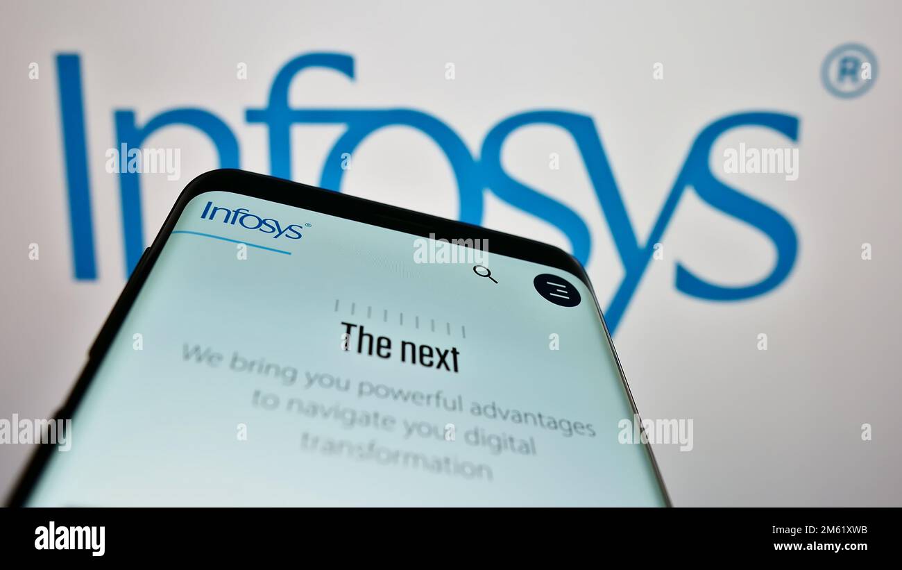 Telefono cellulare con sito web della società INDIANA INFOSYS Limited sullo schermo di fronte al logo aziendale. Messa a fuoco in alto a sinistra del display del telefono. Foto Stock