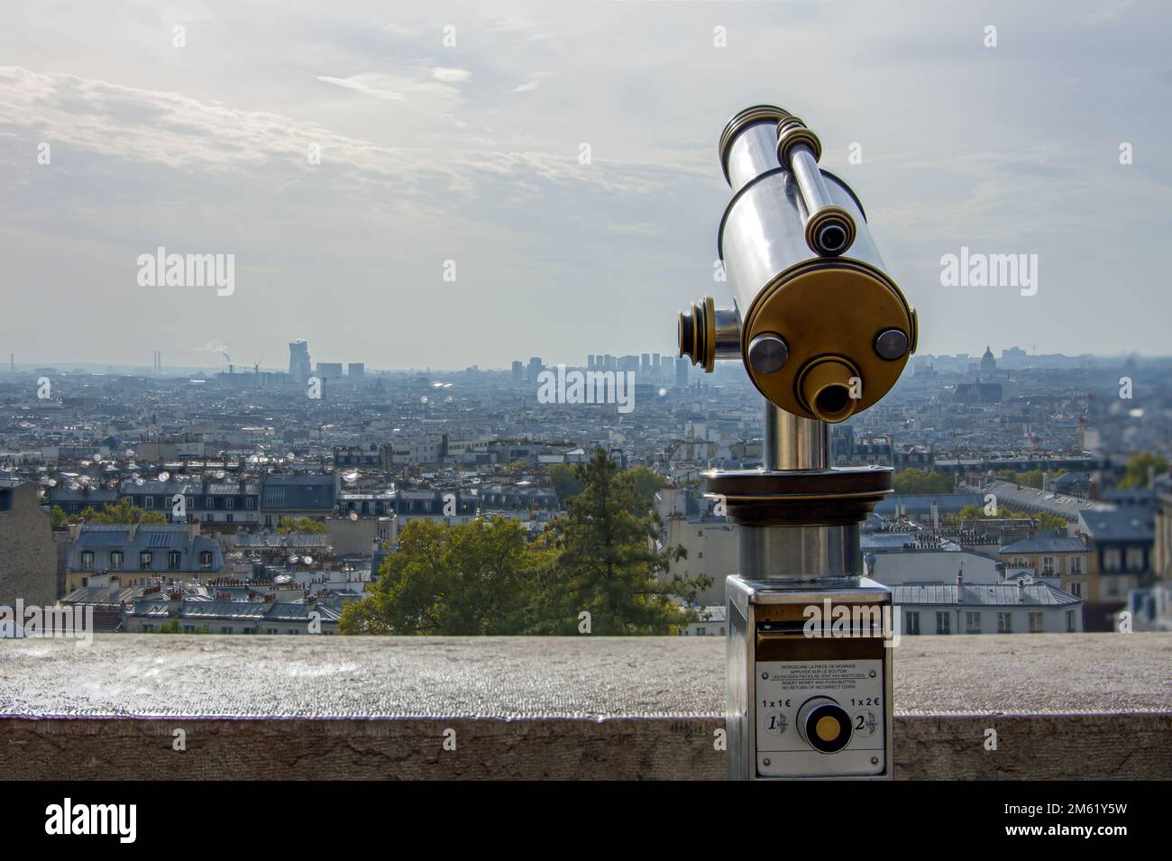 Torre ottica a moneta binoculare telespettatori su una collina a Parigi Foto Stock