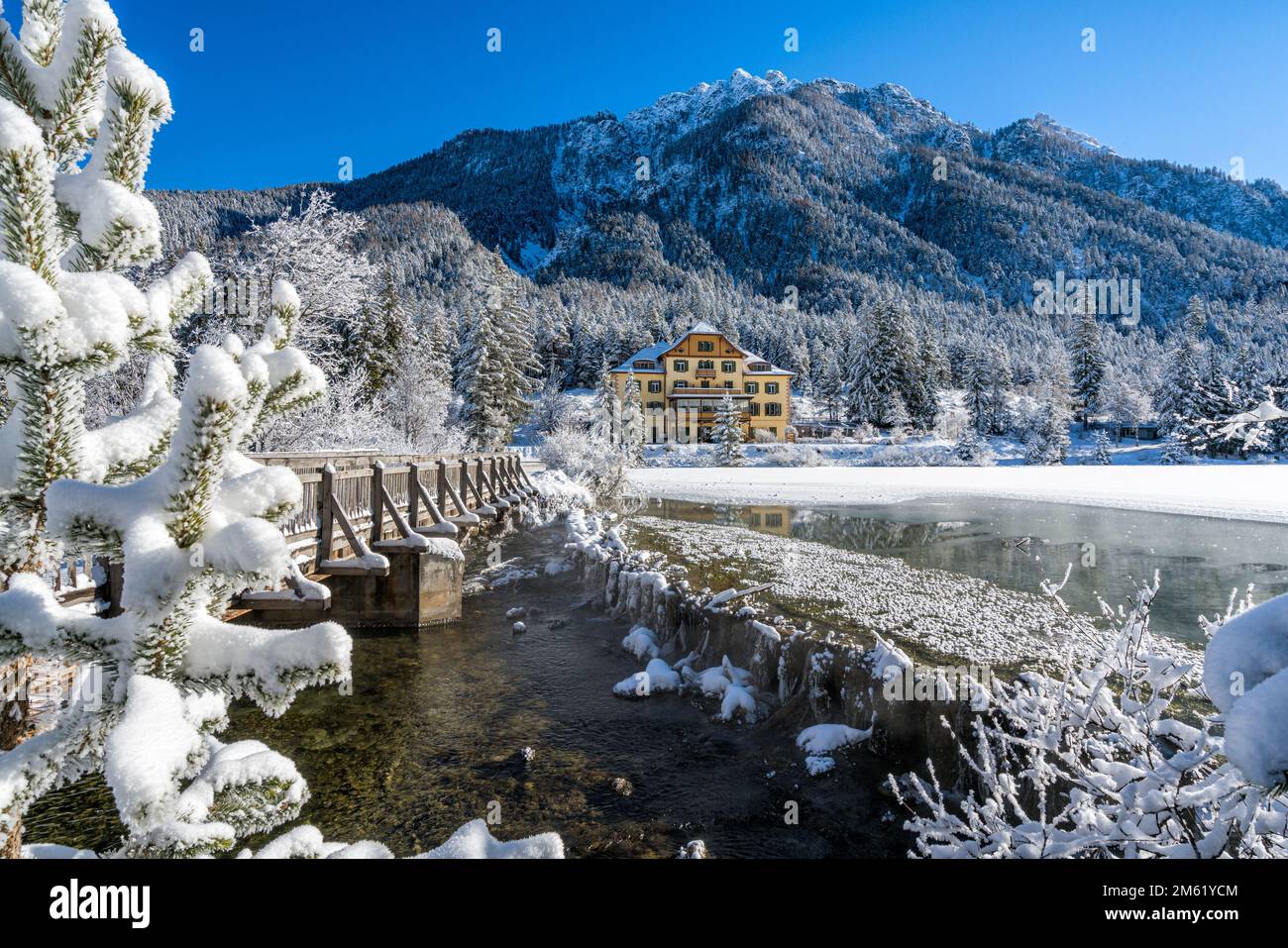 Una soleggiata mattinata invernale è innevata e ghiacciata Lago Dobbiaco, Provincia di Bolzano, Trentino Alto Adige, Italia. Foto Stock