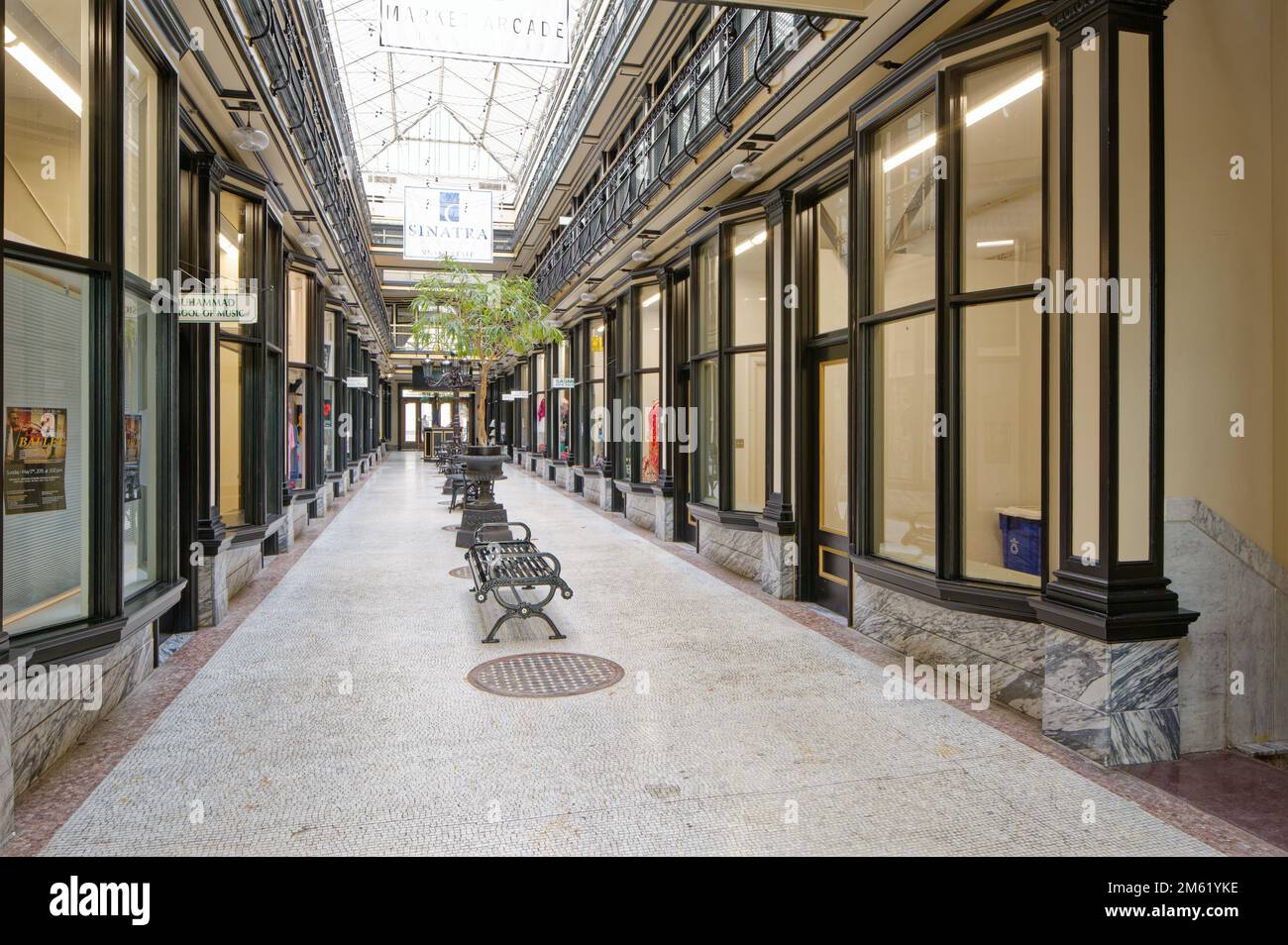 Market Arcade prende il nome dal mercato pubblico a lungo defunto (ora parcheggio) di Washington Street. Oggi ospita piccoli negozi e uffici. Foto Stock