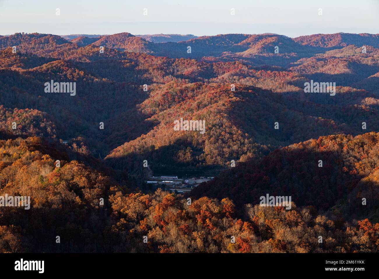 Colori autunnali nelle montagne boscose dell'Appalachia Centrale. Foto Stock