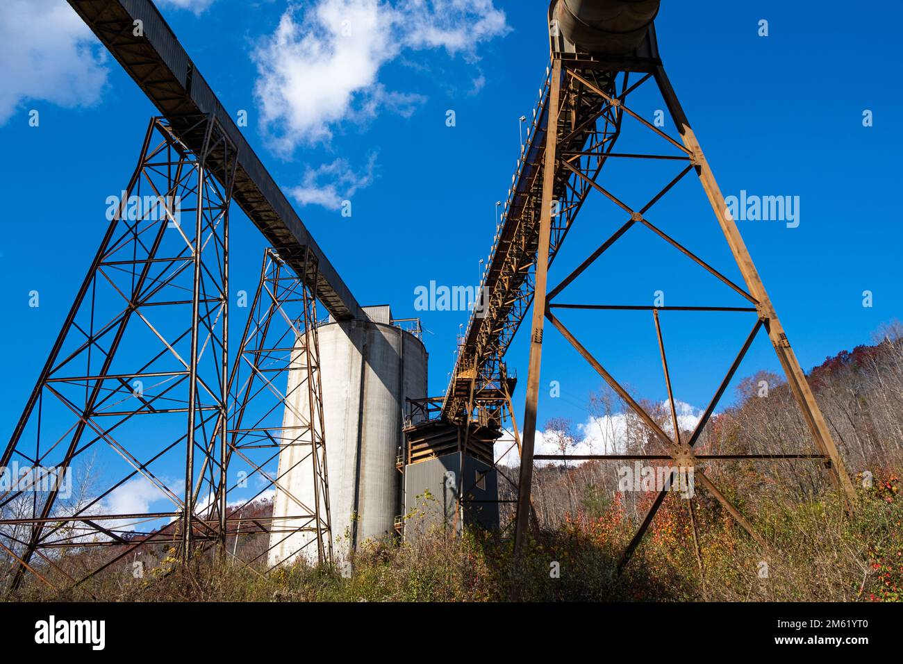 Un impianto di estrazione del carbone si trova alla luce del sole nell'Appalachia centrale. Foto Stock