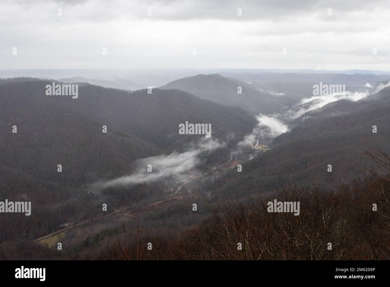 La mattina presto tormentate sopra le montagne nell'Appalachia Centrale. Foto Stock
