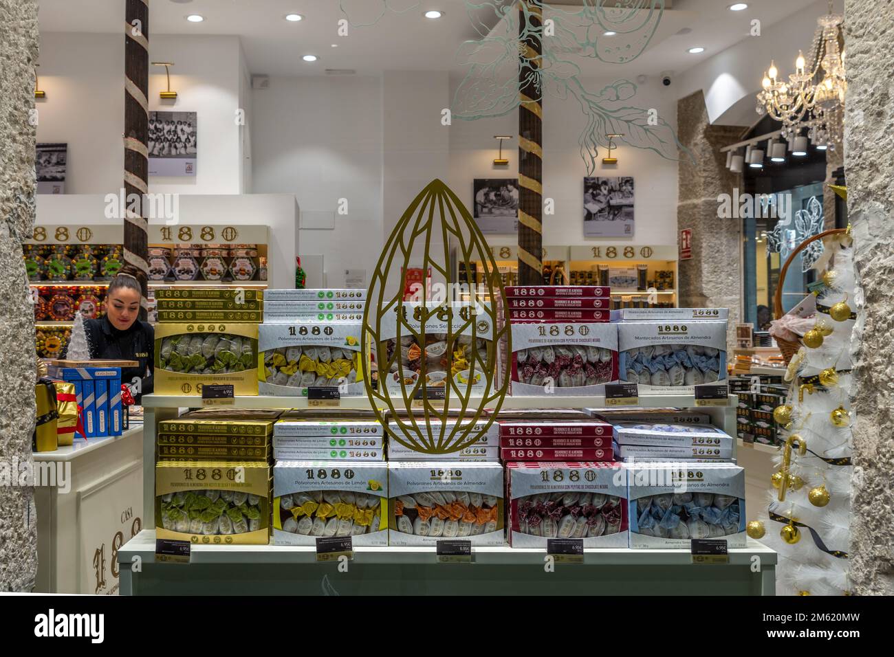 Granada, Spagna; 18 dicembre 2022: Vetrina di un torrone a Granada (Spagna) a Natale Foto Stock