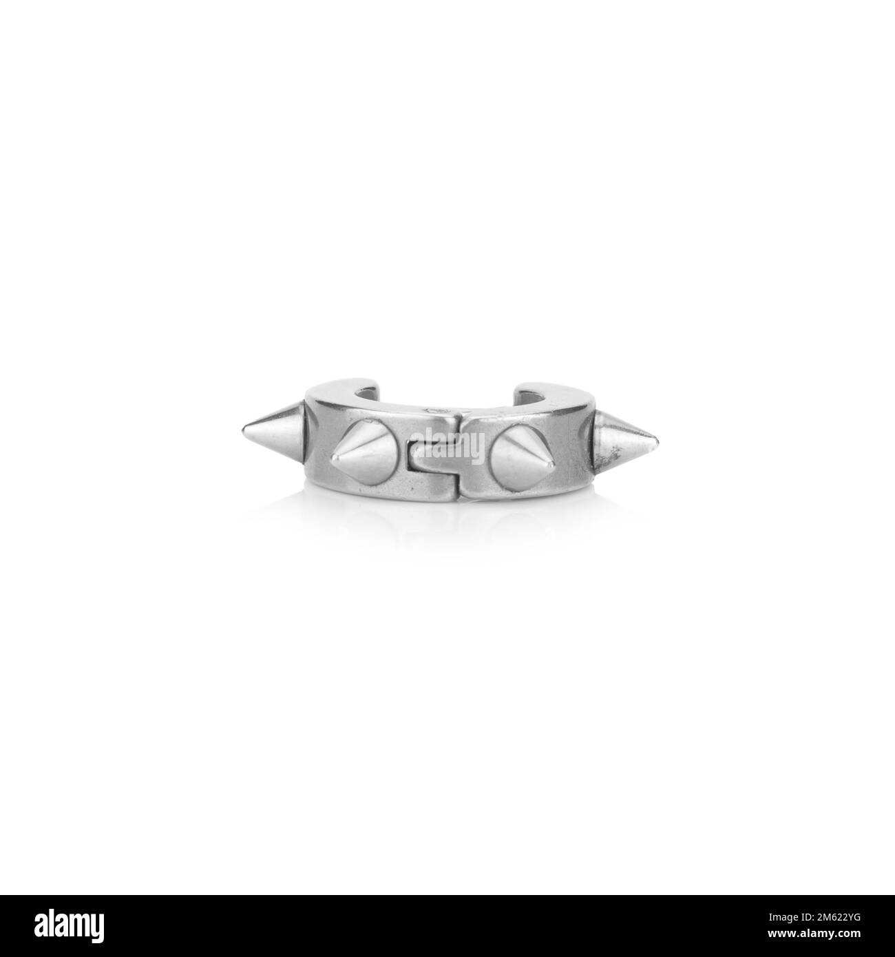 Orecchini a piercing isolati su sfondo bianco. Foto Stock Orecchini a piercing isolati su sfondo bianco. Foto Stock