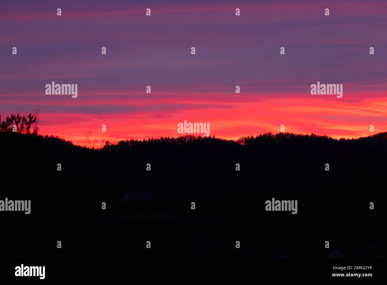 vista panoramica di un cielo di colore rosso sui boschi Foto Stock