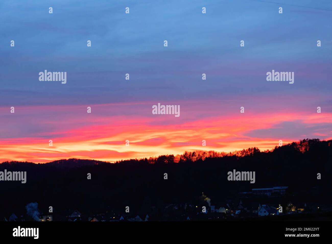 vista panoramica di un cielo di colore rosso sui boschi Foto Stock