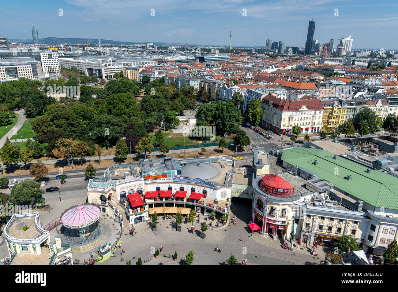 Parco divertimenti Prater visto dalla ruota panoramica, Leopoldstadt, Vienna, Austria Foto Stock