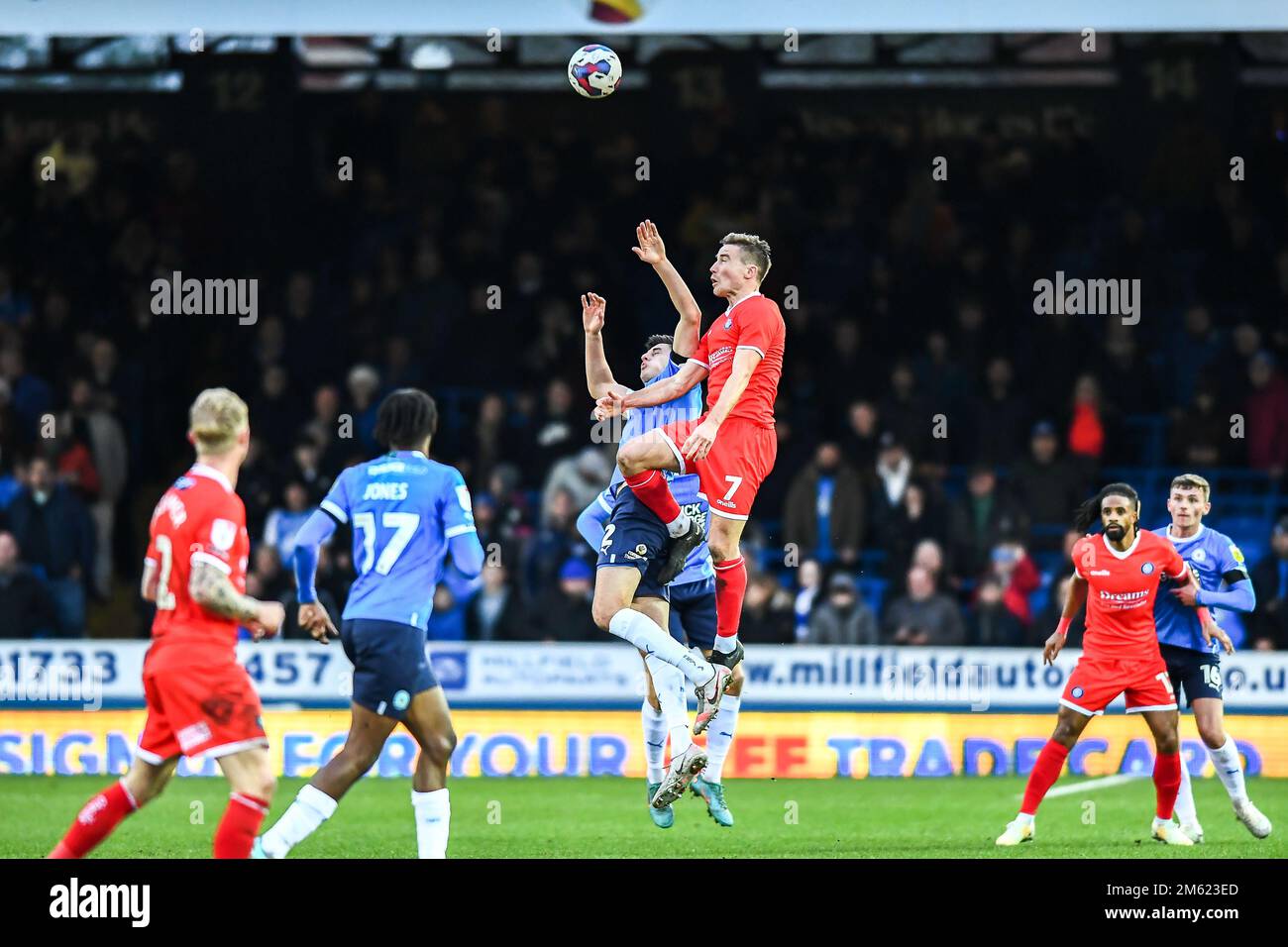 Peterborough, Regno Unito. 1st gennaio 2023. Kell Watts (2 Peterborough United) nd David Wheeler (7 Wycombe Wanderers) chlenge per la palla durante la partita della Sky Bet League 1 tra Peterborough e Wycombe Wanderers a London Road, Peterborough domenica 1st gennaio 2023. (Credit: Kevin Hodgson | MI News) Credit: MI News & Sport /Alamy Live News Foto Stock