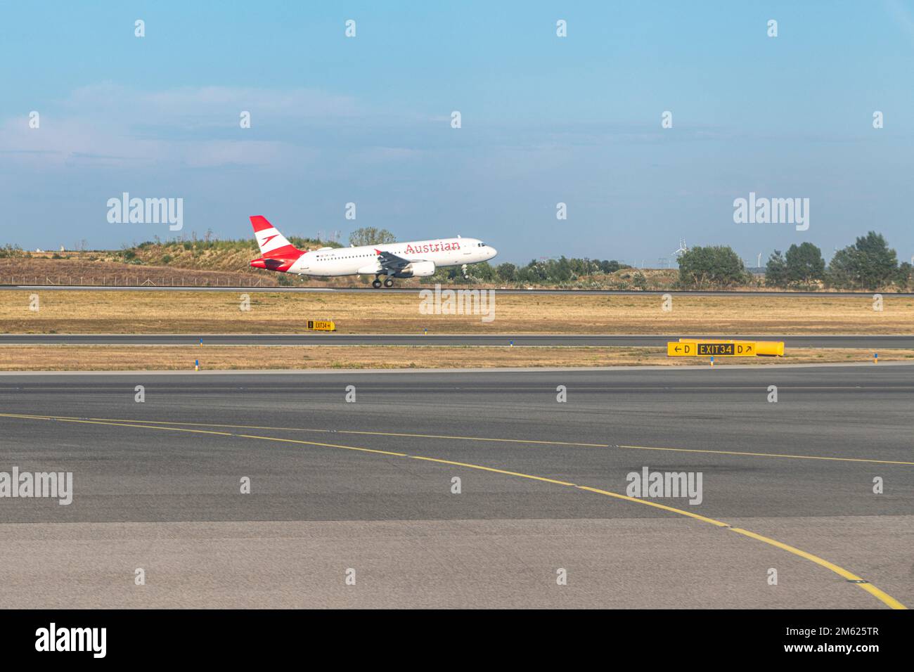 Aereo decollo dall'Aeroporto Internazionale di Vienna Foto Stock