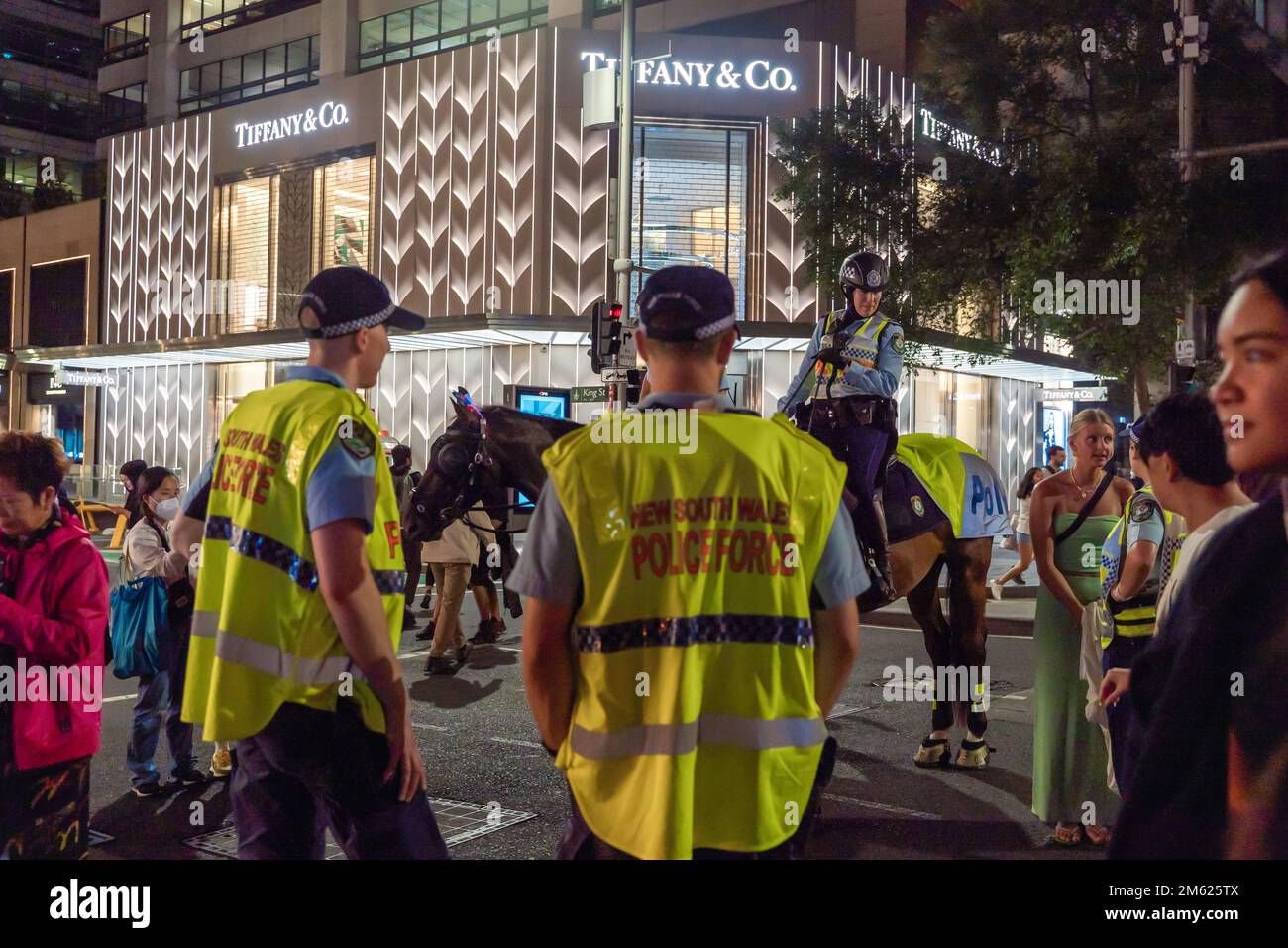 Polizia montata la vigilia di Capodanno, Sydney CBD Foto Stock