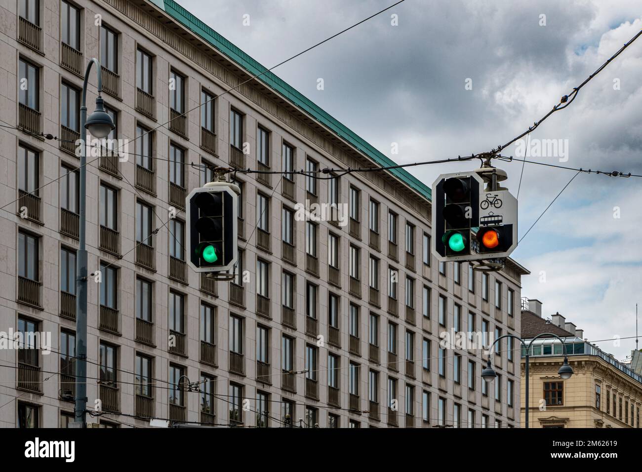 Semafori sospesi sui cavi, Vienna, Austria Foto Stock