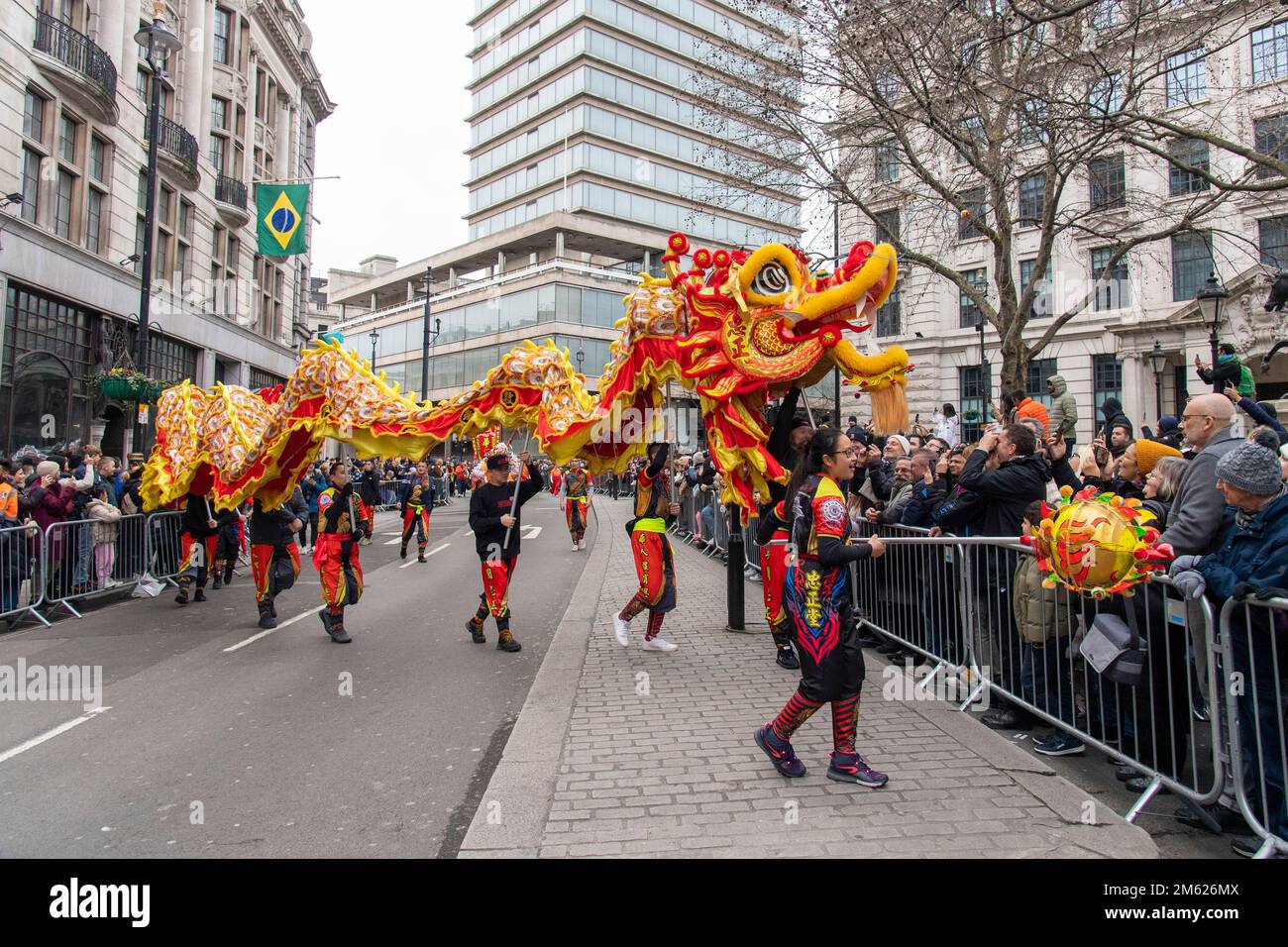 01 gennaio 2023. Londra, Regno Unito. Gli artisti partecipano alla parata annuale di Capodanno. La parata attira oltre 10.000 partecipanti da Stati Uniti, Regno Unito, Europa e oltre per deliziare il nostro pubblico di strada di oltre 500.000 persone e il nostro pubblico televisivo, che raggiunge più di 500.000.000 all'anno. Foto di Ray Tang Foto Stock