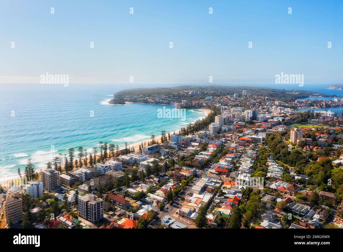 La famosa spiaggia di Manly sulle spiagge settentrionali di Sydney in una vista aerea del paesaggio urbano sul lungomare in una giornata di sole. Foto Stock