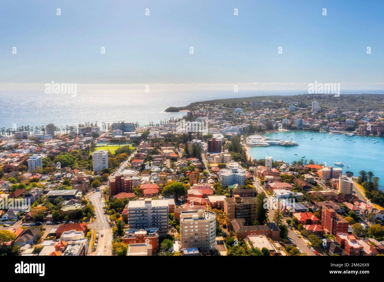 Strade e case di Manly residenziale ricco sobborgo sulle spiagge del nord di Sydney dal porto centrale a Manly Beach - paesaggio aereo. Foto Stock