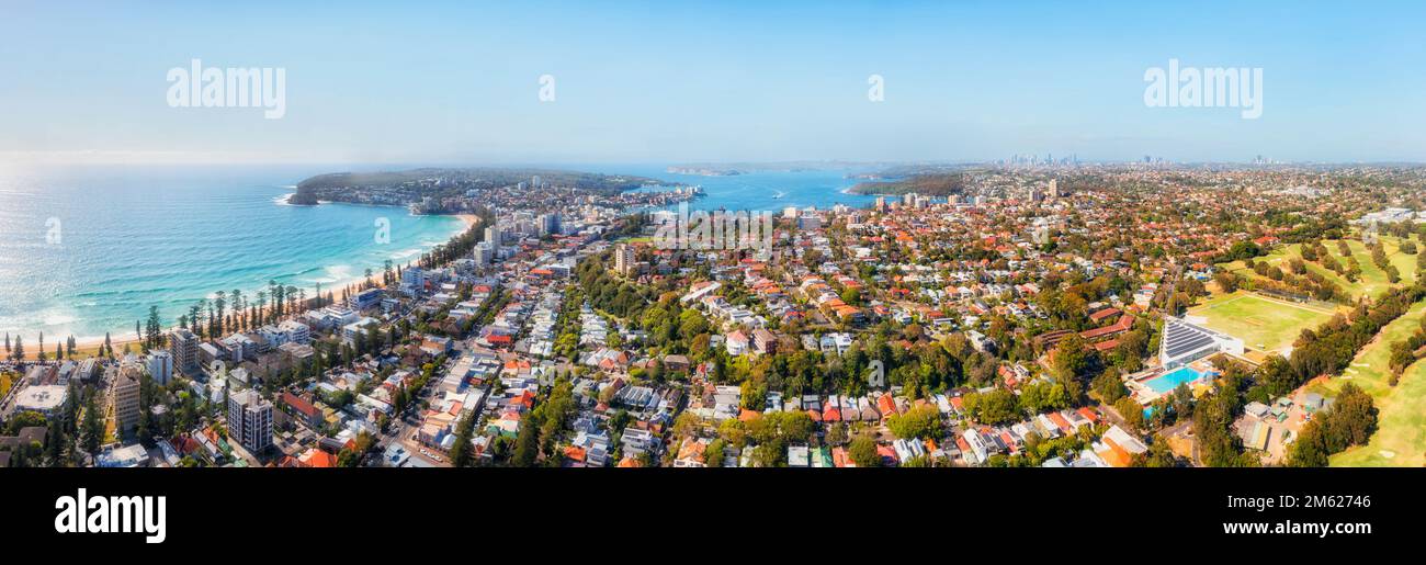 Ampio panorama aereo sul famoso sobborgo di Manly Beach sulle spiagge settentrionali di Sydney - panoramico paesaggio urbano. Foto Stock