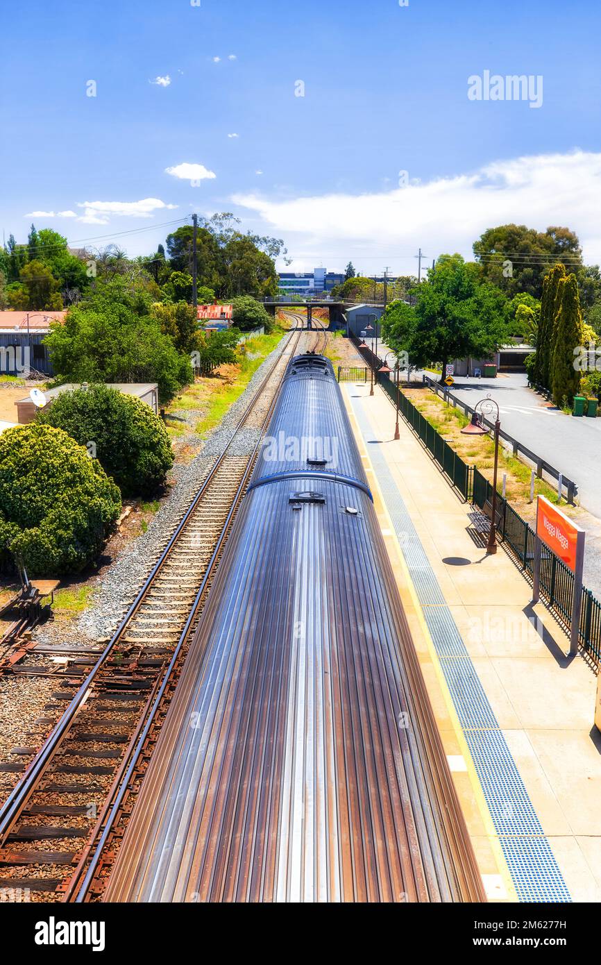 Treno alla stazione ferroviaria di Wagga Wagga - corsa verticale su carrozze. Foto Stock