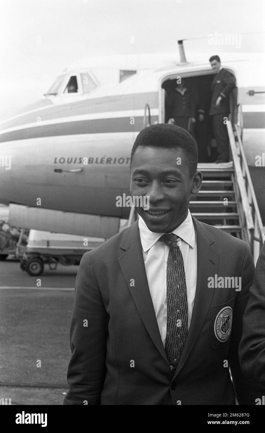 Leggendario calciatore brasiliano Pelé in aeroporto con giacca Santos, Paesi Bassi 1962 Foto Stock