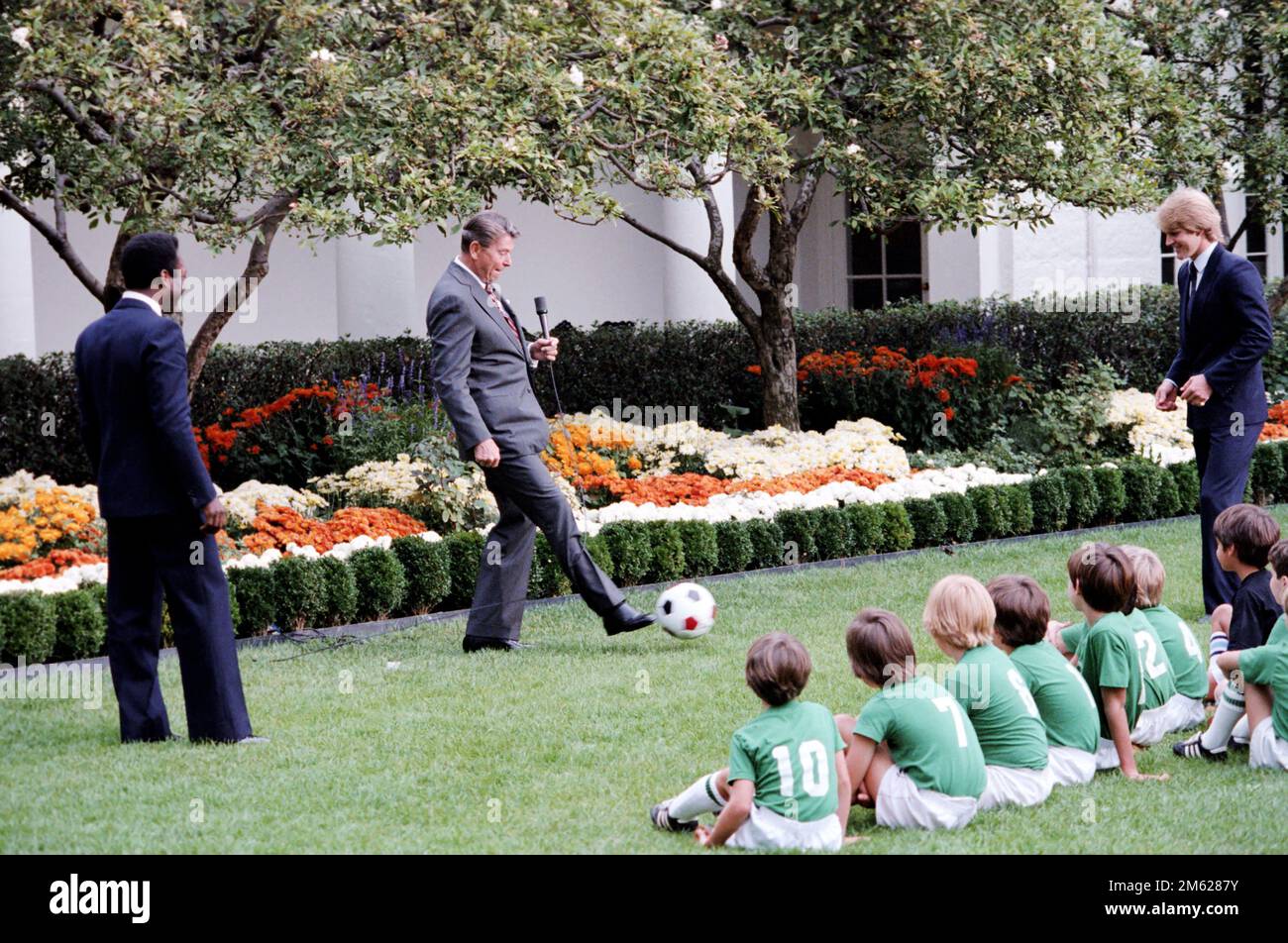 10/14/1982 il presidente Reagan con una manifestazione di calcio con i bambini, Pelé e Steve Moyers nel Rose Garden. Foto Stock