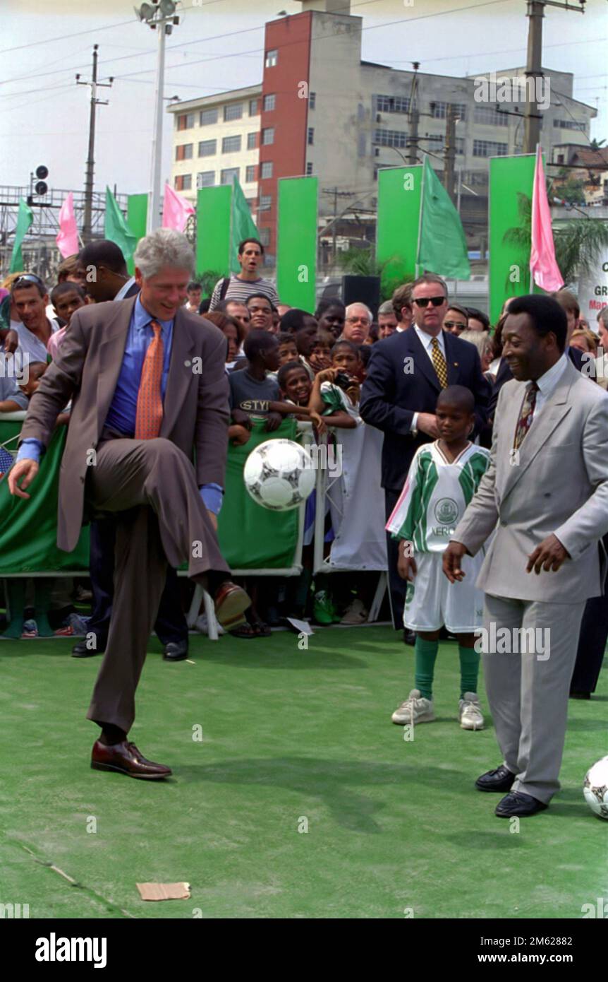 Il presidente William J. Clinton Kicking a Soccer Ball con la leggenda brasiliana Pelé Foto Stock