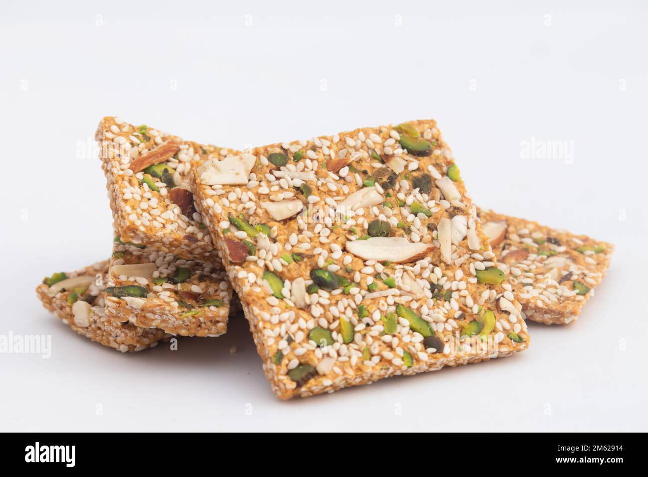 Pista Badam Gajak Patti o Tilgul Papdi Chikki Gazak o Gachak Bar fatto di semi di sesamo schiacciati, arrosto in ghee con gaggery, Gur, mandorle, Kaju, Gud Foto Stock