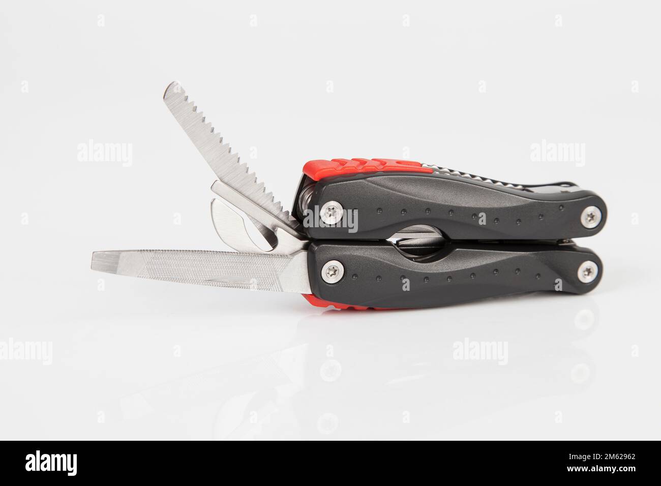 Strumento manuale; coltello multifunzione, foto su sfondo bianco. Foto Stock