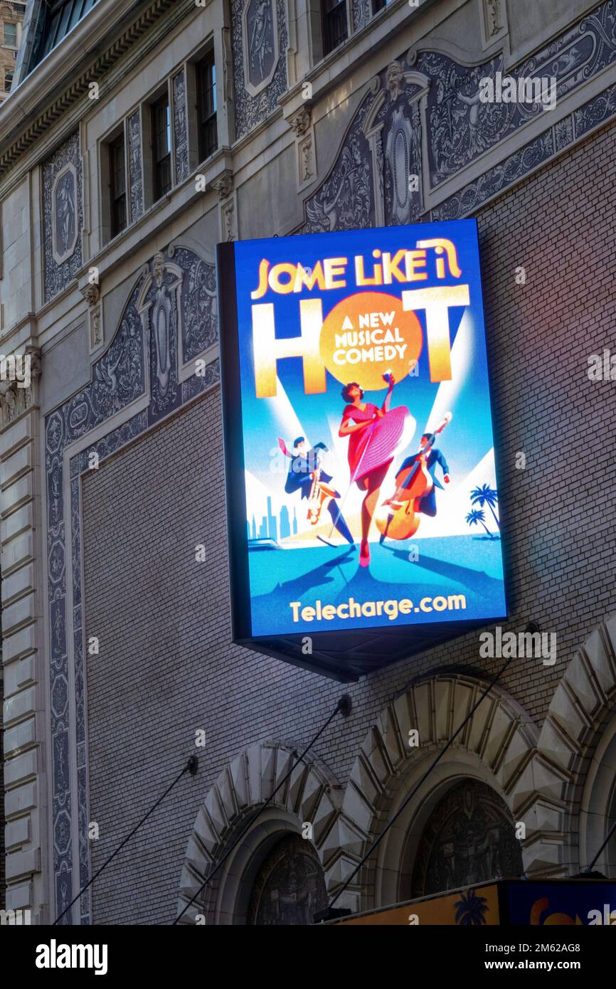 Shubert Theatre Marquee con "Some Like IT Hot", NYC, USA 2023 Foto Stock