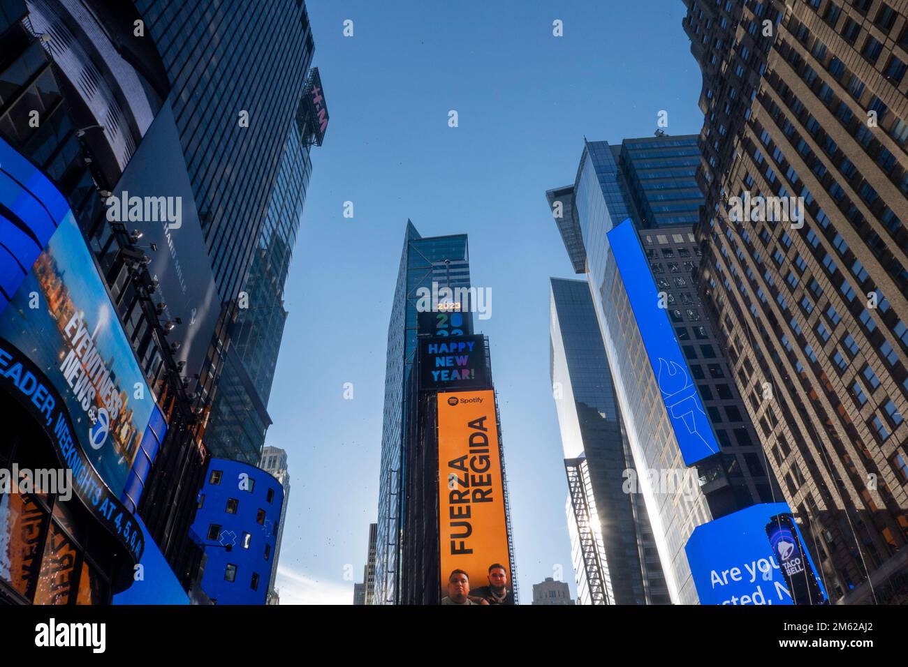 Times Square a New York City saluta tutti con un felice anno nuovo! Firma per 2023, Stati Uniti Foto Stock