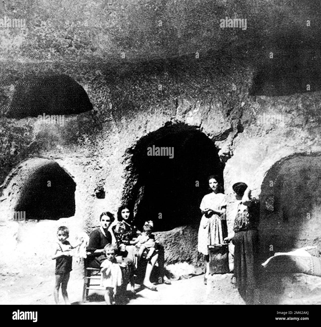 Donne e bambini che si rifugiano nelle catacombe della città durante i bombardamenti di Siracusa in Sicilia nell'ambito dell'operazione Ladbroke (l'alluata invasione della Sicilia) nel WW2 Foto Stock