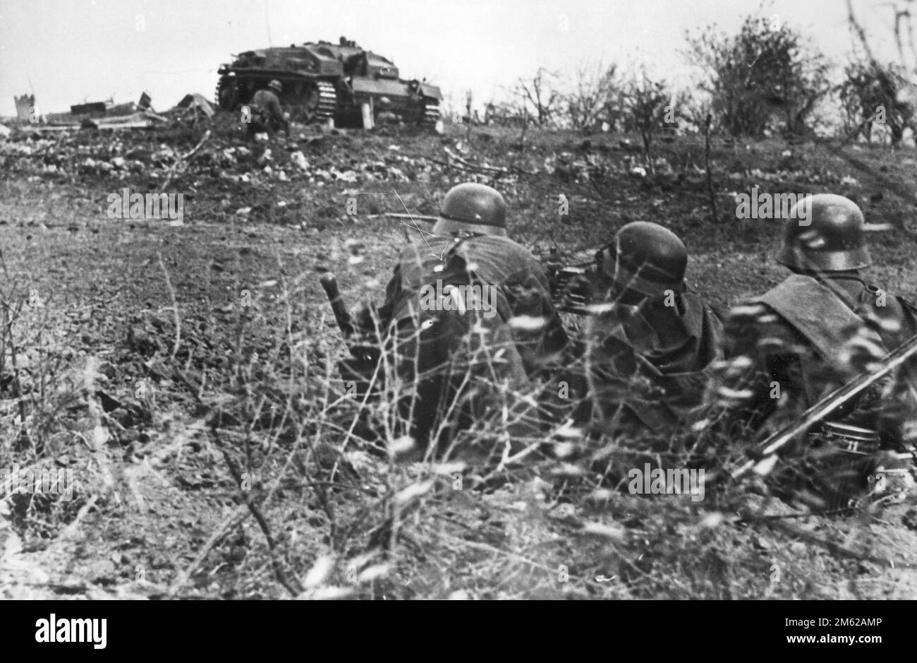 Soldati di fanteria tedeschi e una pistola semovente StuG III in una posizione di combattimento pronta ad attaccare Stalingrado durante la battaglia di Stalingrado del WW2 Foto Stock