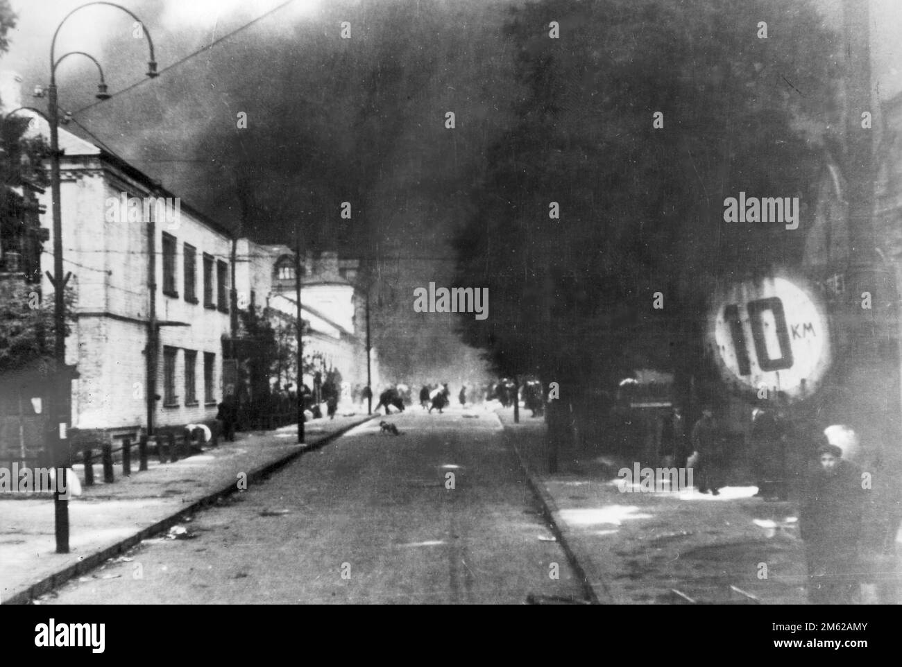 Civili in fuga da una città sovietica in fiamme durante l'operazione Barbarossa, l'invasione nazista dell'Unione Sovietica. Foto Stock