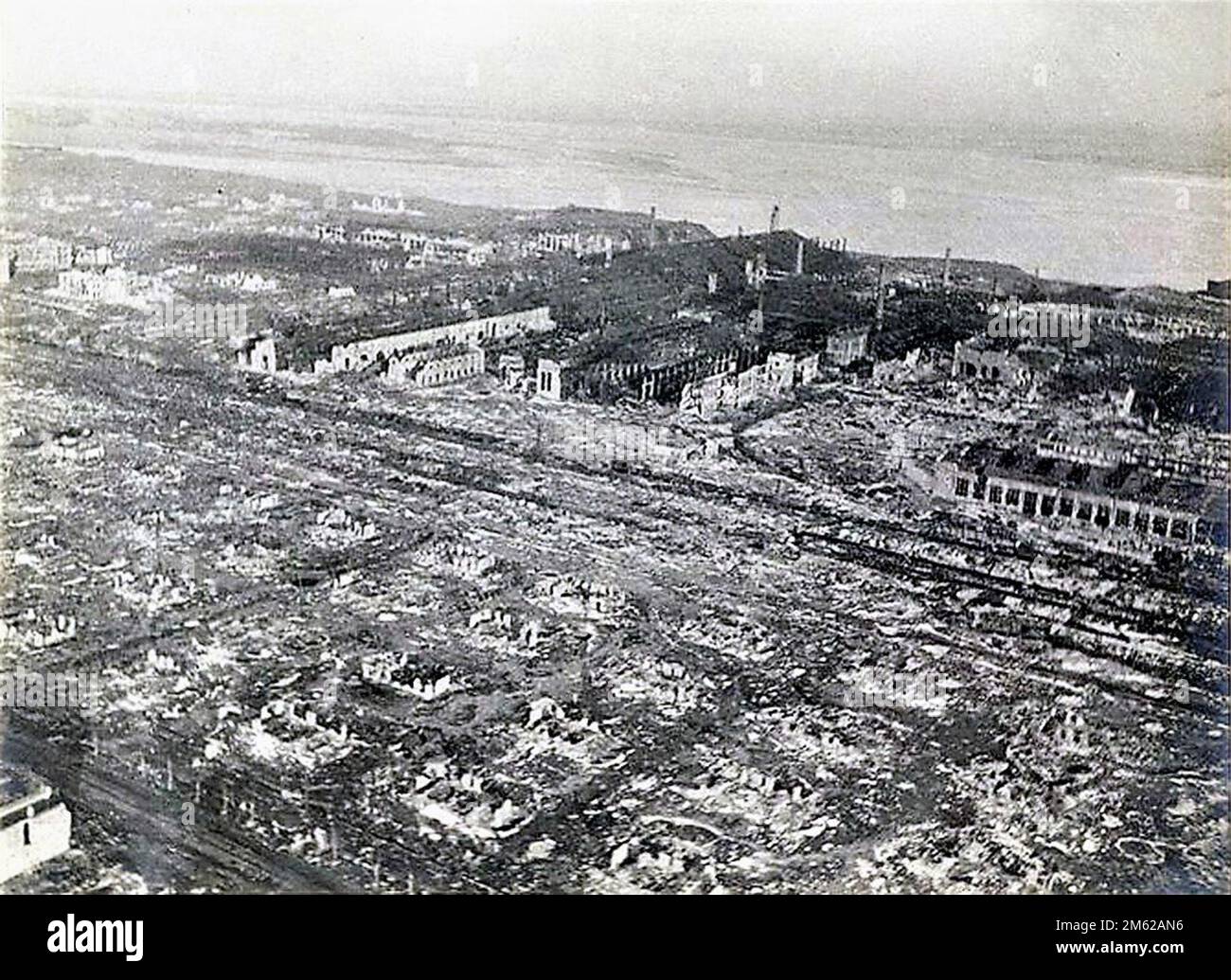Una vista spettacolare della città distrutta di Stalingrad, con il fiume Volga oltre Foto Stock