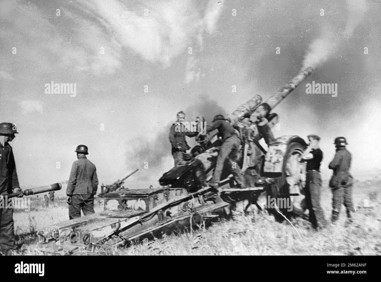 Un cannone di calibro Morser 18 210mm a lungo raggio che scava Stalingrado durante la battaglia di Stalingrado. Foto Stock