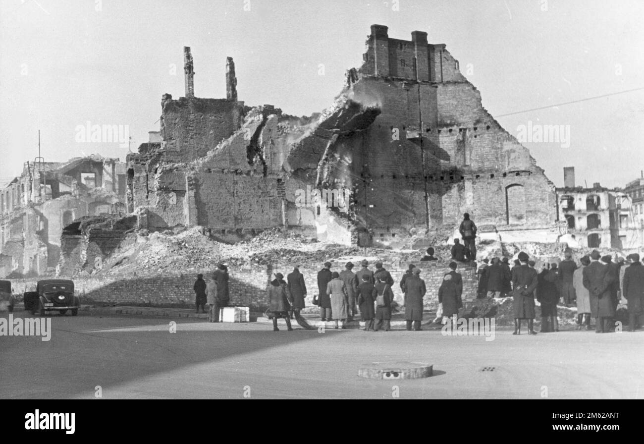 Soffiando sulle rovine in via Wierzbowa a Varsavia, Polonia. Un gruppo di persone guarda i lavori di demolizione. La fonte dà la data come 1939, la gente sta indossando i cappotti che suggeriscono le date dell'immagine dalla fine del 1939 dopo l'invasione tedesca e la resa polacca Foto Stock