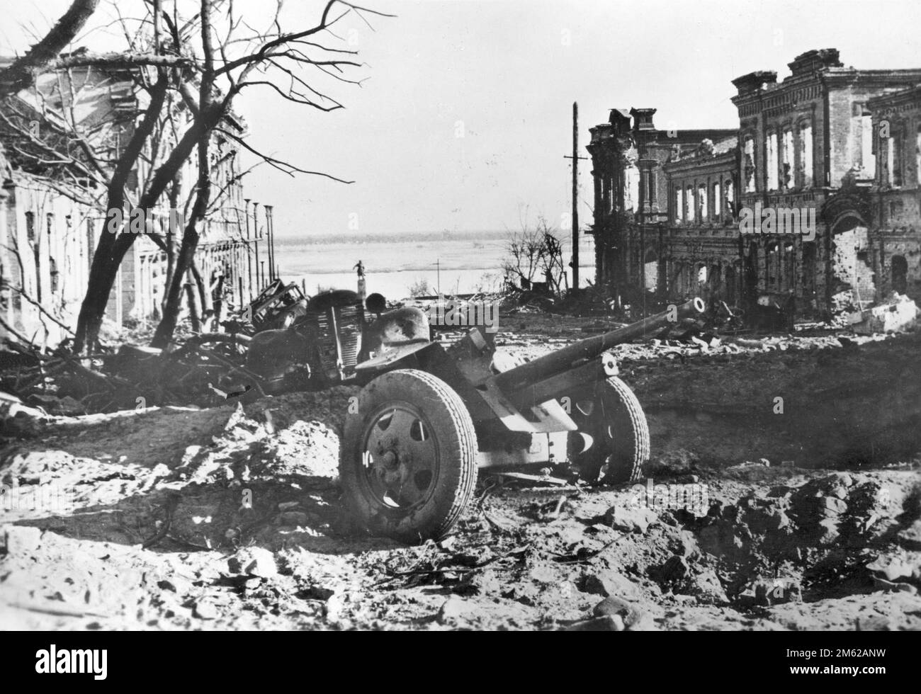 Distrutto cannone sovietico e veicolo militare a Stalingrado sulle rive del fiume Volga durante la battaglia di Stalingrado Foto Stock