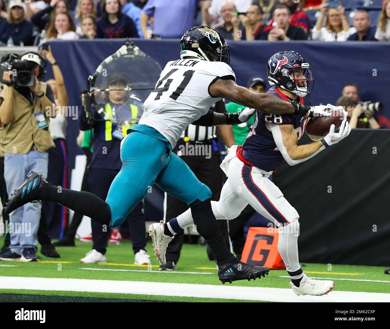 Houston, Texas, Stati Uniti. 1 gennaio 2023: Josh Allen (41), un linebacker di Jaguars, presenta un verosimile pass per il touchdown destinato ai texani che corrono dietro Rex Burkhead (28) durante una partita NFL tra gli Houston Texans e i Jacksonville Jaguars il 1 gennaio 2023 a Houston. Le Jaguar hanno vinto, 31-3. (Credit Image: © Scott Coleman/ZUMA Press Wire) Credit: ZUMA Press, Inc./Alamy Live News Foto Stock