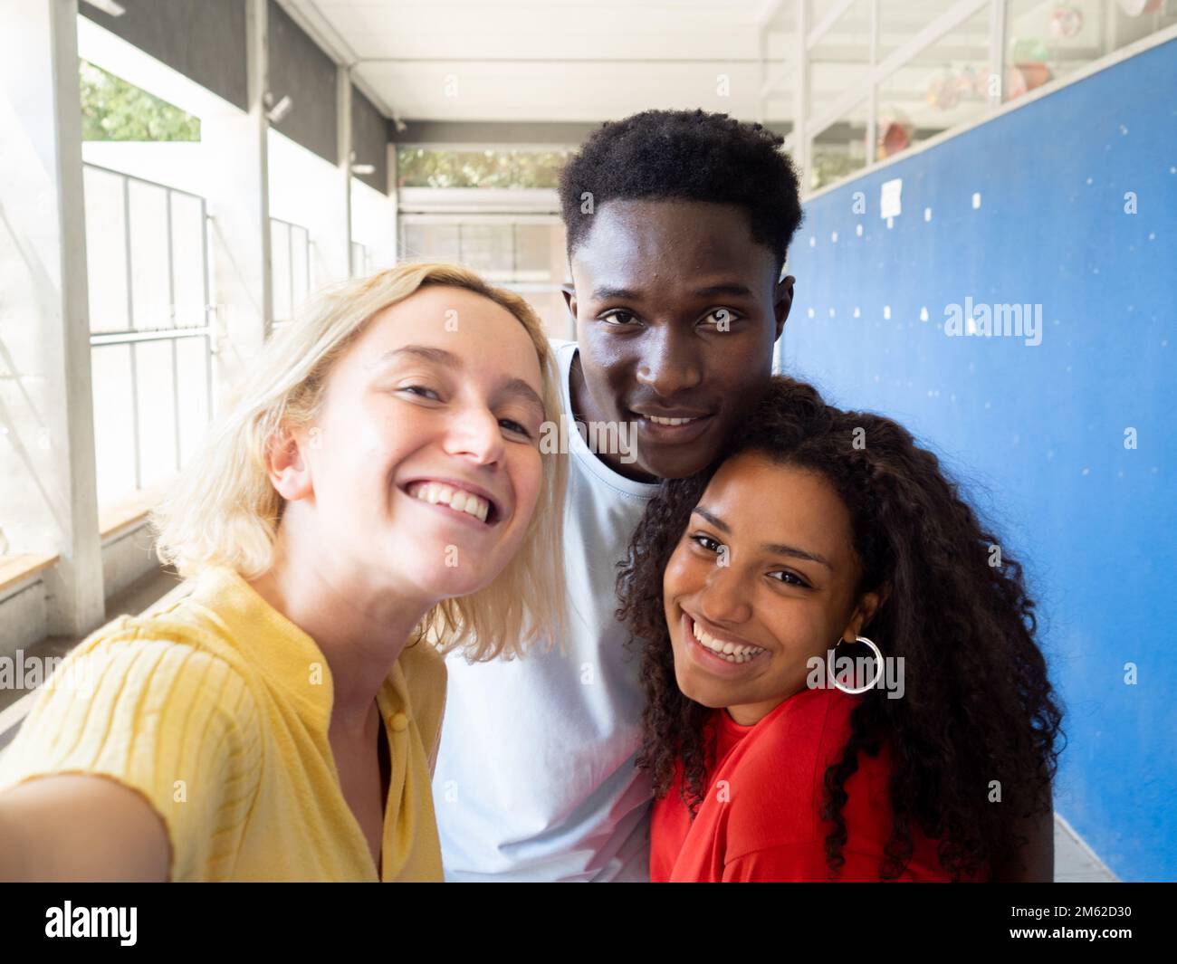 Selfie prospettiva di tre diversi studenti adolescenti che hanno un buon tempo in scuola superiore Foto Stock