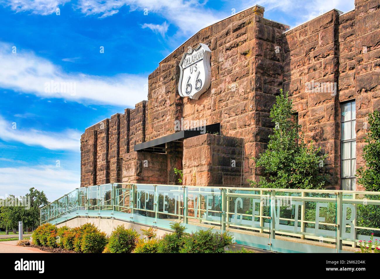 L'armeria Chandler Oklahoma, uno storico edificio militare Art Deco costruito in WPA sulla Route 66, ospita ora il centro interpretativo Route 66. Foto Stock