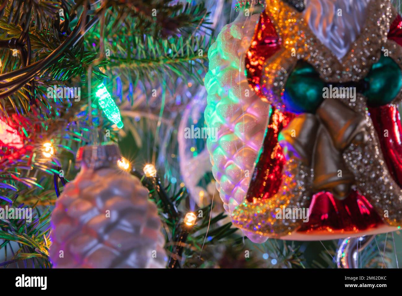 Ornamenti ravvicinati dell'albero di Natale, immagine di sfondo dello spazio di copia, look autentico Foto Stock