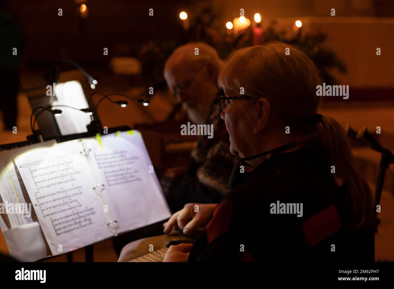 Dusty Collings (a destra) e Marcus Lang con più fortuna a noi Holk band si esibisce mentre le persone camminano in contemplazione in un labirinto presso la cattedrale di San Marco Foto Stock