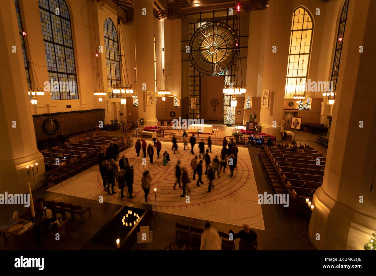 Una giovane donna cammina in contemplazione in un labirinto nella Cattedrale di San Marco a Seattle sabato 31 dicembre 2022. Il Labirinto di Capodanno Foto Stock