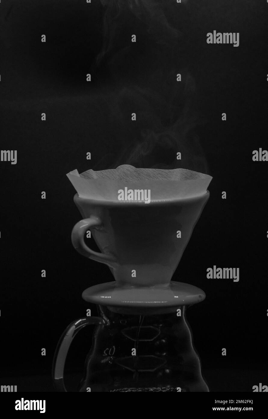 tazza di caffè su sfondo nero. foto con spazio per il testo. Ottimo caffè turco e arabo Foto Stock