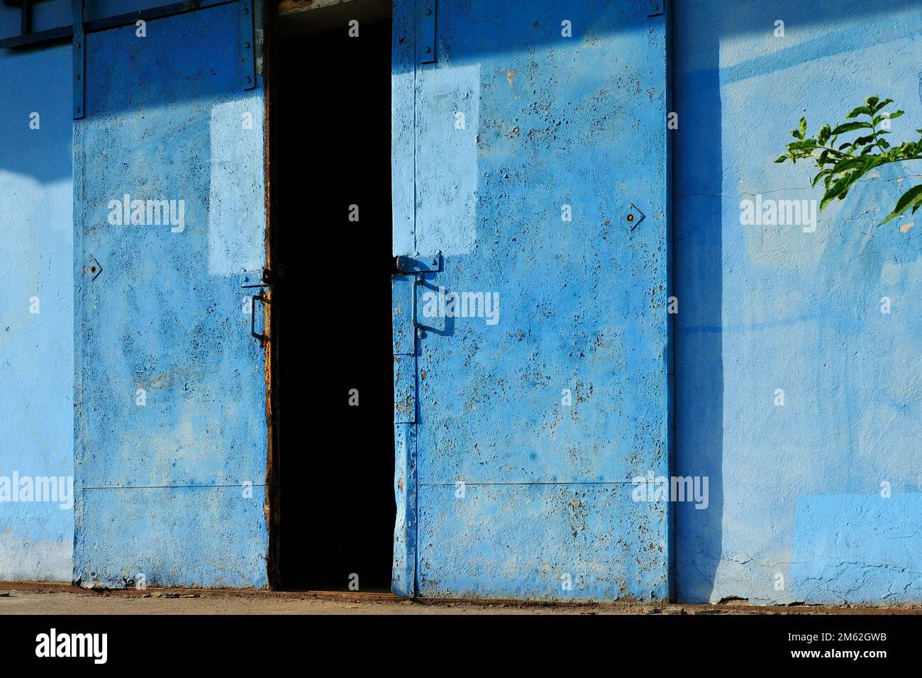 vecchio magazzino, inventario, merce, magazzino, porta aperta, affari, sicurezza, guardia, conclusione del contratto, successo, successo negli affari Foto Stock