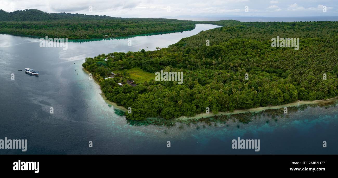 Le isole tropicali sono contornate da barriere coralline nelle Isole Salomone. Questo bellissimo paese del Pacifico meridionale è sede di una spettacolare biodiversità marina. Foto Stock