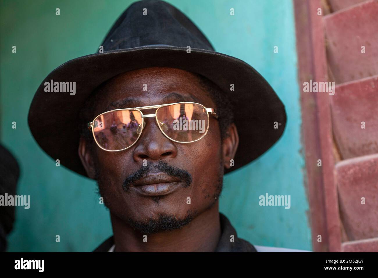 Mali, Niafunke , uomo di primo piano con un cappello che indossa occhiali da sole a specchio. Niafunke fu la città natale del musicista Ali Farka Touré Foto Stock